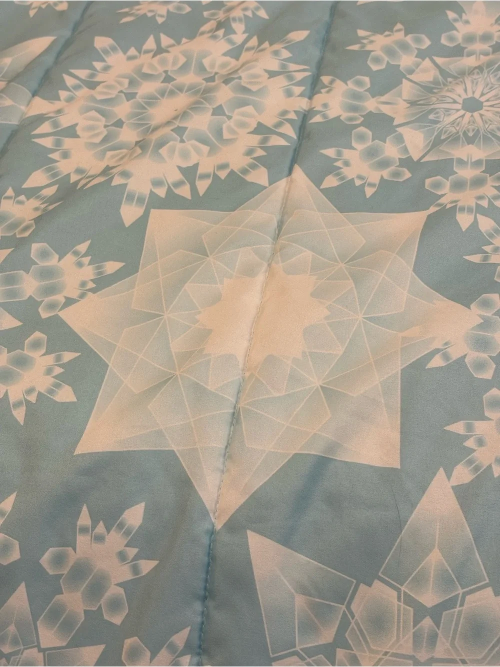 Disney Frozen 2 Comforter Queen Full Elsa Reversible Snowflake Pattern on Back